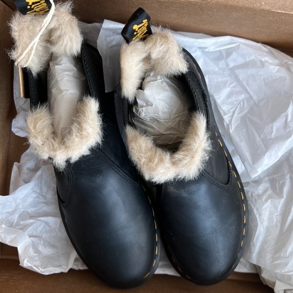 2976 WOMEN'S FAUX FUR LINED CHELSEA BOOTS - Picture 2 of 4